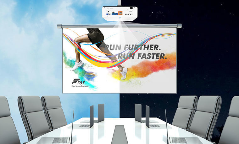 BenQ 提供多种无线演示选项，帮助演讲者轻松表达观点。您可以将 Qcast Mirror Wi-Fi 加密狗（59 美元，Wi-Fi 价格实惠）插入投影仪的 HDMI 输入端口之一（带有单独的 USB 端口供电），然后以无线方式将几乎任何设备屏幕的投影到投影仪的显示器上，而无需任何特殊的应用程序或驱动程序。它支持高达 1920x1080 的分辨率（24 或 30 fps）以及1280x720 的分辨率（60 fps）。另一个选择是 BenQ 的 InstaShow 系统，它允许最多 32 位演讲者轮流演示。您只需将一个小型的一键式设备插入笔记本电脑的 HDMI 输出端口（带有单独的 USB 端口供电），或者在智能手机或平板电脑上安装 InstaShow应用程序，可以在设备之间无缝切换。您甚至可以将屏幕分割到两个设备之间。这是一个强大的功能，在课堂和企业培训课程中都特别有用。