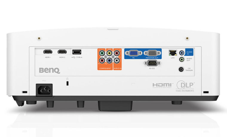 LH930 提供丰富的接口。视频输入包括两个 HDMI 1.4a 接口、一个视频接口、一个复合视频接口和一个 VGA 接口。还提供一个 3.5 毫米音频输入接口、3.5 毫米音频输出接口以及一个 VGA 显示器输出接口。USB 2.0 Type A 端口可连接到其中一个 HDMI 端口的流媒体棒或 Qcast Mirror Wi-Fi 适配器。 (5V/1.5A)，以及固件更新和其他服务需求。此外，抓取端口可以让您将其连接到本地网络。最后，RS232端口提供了另一种控制方式，3.5毫米12V触发输出可以自动关闭窗帘或执行其他自动化任务。