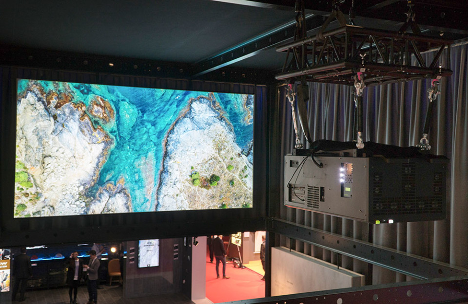 Visualization application using NEC PH3501QL