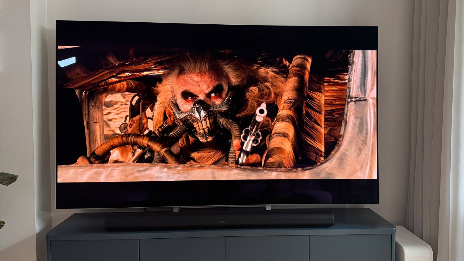 LG G5 OLED 电视上播放的《疯狂的麦克斯：狂暴之路》场景。