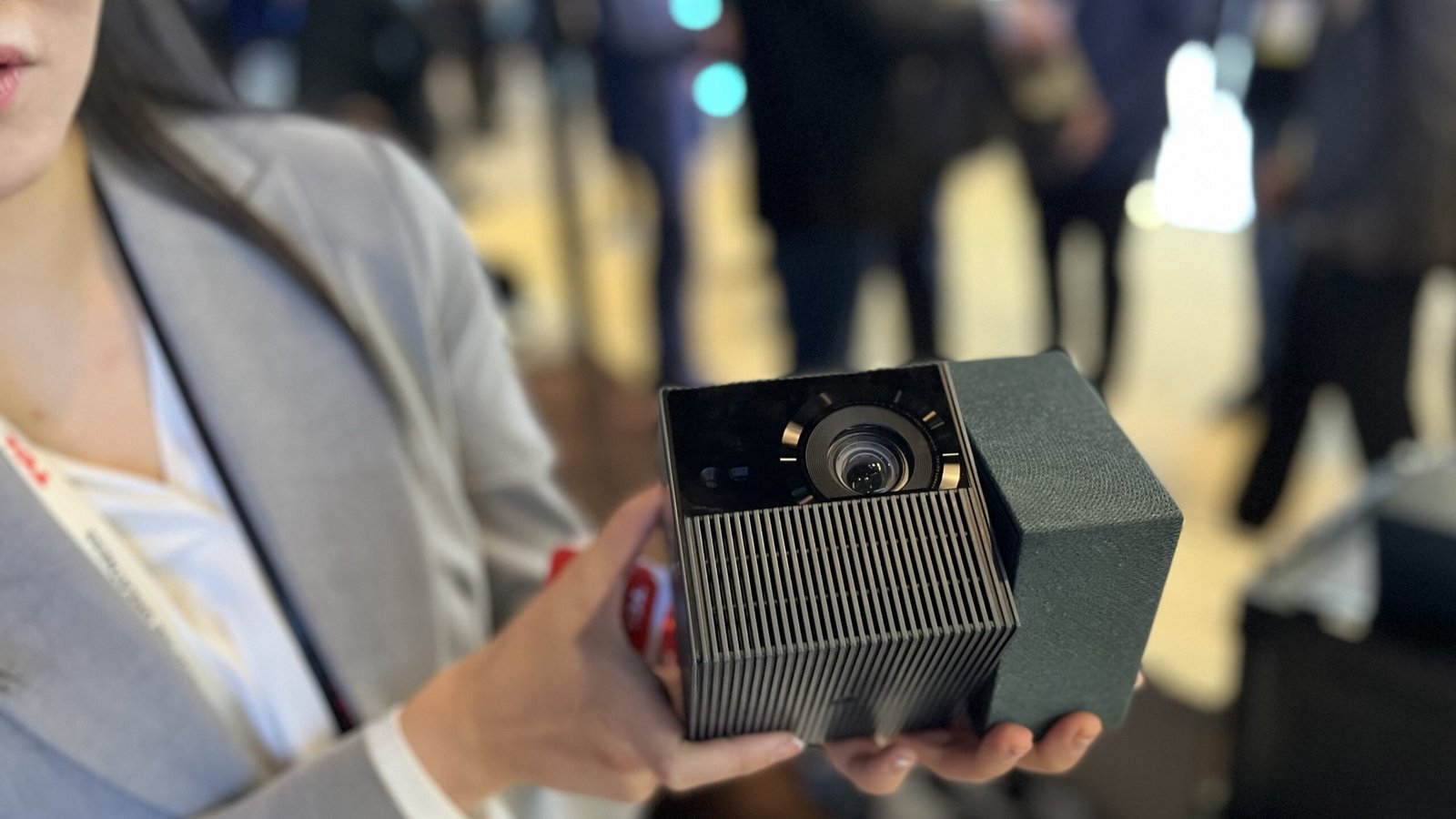 CES 上，TCL PlayCube 由主持人手持