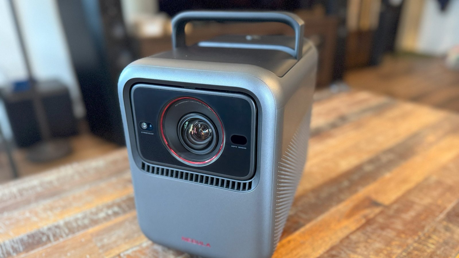 桌子上的 Anker Nebula X1