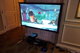 Comparison of throw distance and image size between UST and Short-Throw projectors.